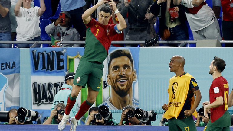 Матч Португалия — Гана (3:2) стал историческим. В нем Криштиану Роналду забил гол на своем пятом чемпионате мира и установил рекорд, которым очень гордится. Ну и получил награду игроку матча.-2