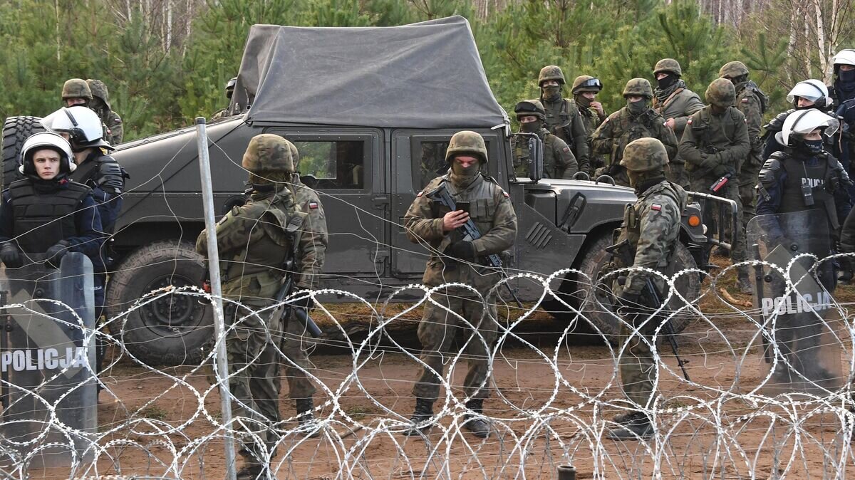    Сотрудники польской полиции и военные у лагеря нелегальных мигрантов на белорусско-польской границе© Sputnik / Виктор Толочко