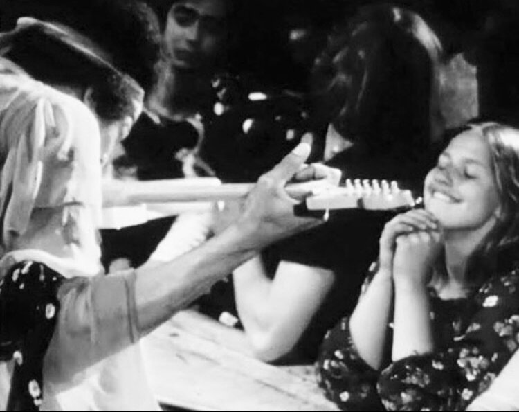 Джими Хендрикс делает то, что умел лучше всего, — доводит до экстаза