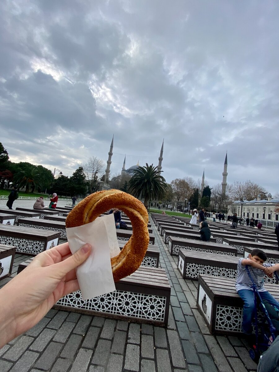 Вкусный хрустящий симит - один из символов Стамбула 