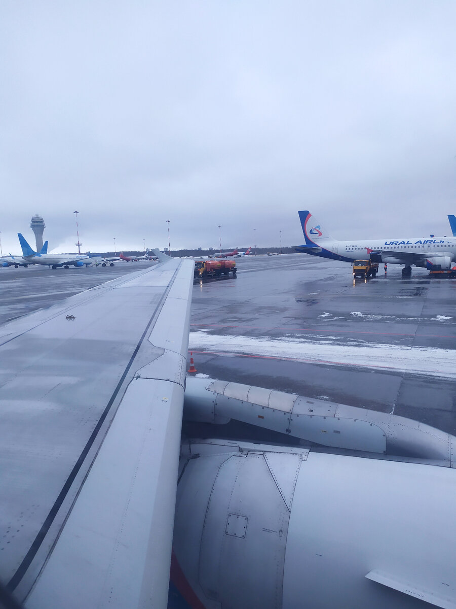 Вид на аэропорт из окна