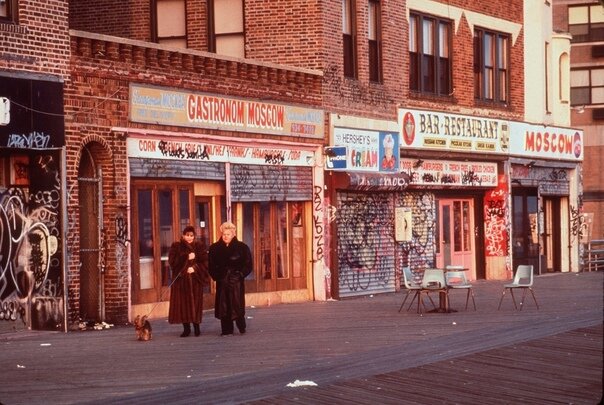 Брайтон Бич - улица Нью-Йорка заселённая русскими, бежавшими в США