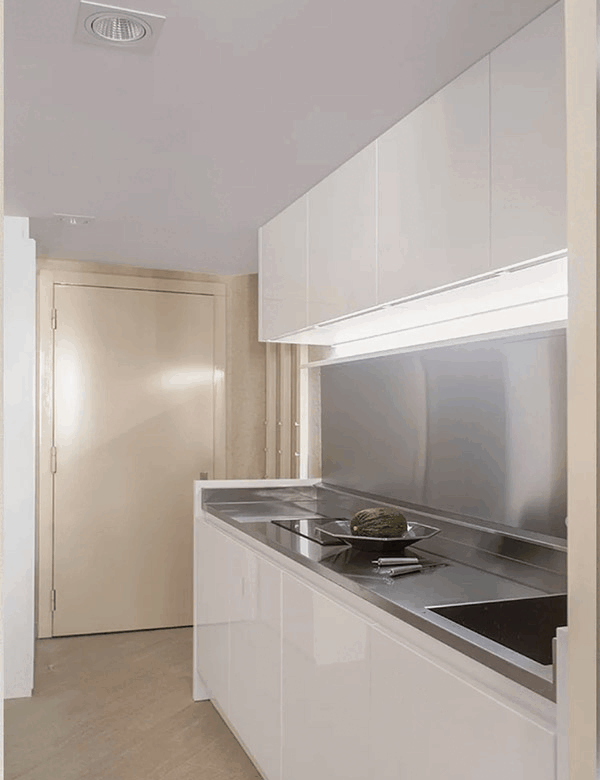 Когда крышка открыта, подсветка создает впечатление, что верхние ящики как будто парят над столешницей. 