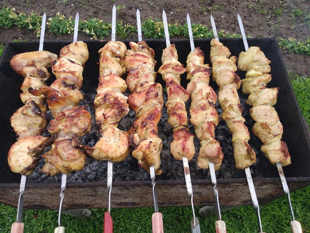 Шашлык из хорошей баранины получается сочным и ароматным. Маринад для этого шашлыка довольно минималистичный, чтобы только подчеркнуть вкус мяса. 
Вам потребуется:

Баранина мякоть 1800 грамм
Лук репчатый 200 грамм
Подсолнечное масло рафинированное 50 миллилитров
Лимонный сок 50 миллилитров
Соль 1 чайная ложка
Перец черный молотый 1 чайная ложка

Как готовить:

1. Для этого рецепта можно использовать мякоть бараньей ноги. Срезать мясо с костей, удалить лишний жир и жилы.

2. Нарезать небольшими (5-7 см) кусками и сложить в кастрюлю.

3. Большую луковицу очистить, часть лука нарезать кольцами для того, чтобы можно было поджарить после мяса, а часть измельчить, чтобы в маринад попало больше сока.

4. Для маринада смешать масло с лимонным соком и солью, тщательно перемешать до получения однородной эмульсии и добавить в мясо. Поперчить.

5. Перемешать, накрыть крышкой и оставить на 2,5 часа при комнатной температуре. Раз в полчаса перемешивать для равномерного распределения маринада.

6. Угли довести до состояния легкой "седины", а мясо нанизать на шампуры.

7. Положить мясо над углями.

8. Жарить, периодически поворачивая и следя за тем, чтобы жар был равномерный и нигде не вспыхивал огонь. Готовое мясо должно стать румяным и прожаренным, но остаться сочным внутри.

Приятного аппетита!Шашлык из хорошей баранины получается сочным и ароматным. Маринад для этого шашлыка довольно минималистичный, чтобы только подчеркнуть вкус мяса. 
Вам потребуется:

Баранина мякоть 1800 грамм
Лук репчатый 200 грамм
Подсолнечное масло рафинированное 50 миллилитров
Лимонный сок 50 миллилитров
Соль 1 чайная ложка
Перец черный молотый 1 чайная ложка

Как готовить:

1. Для этого рецепта можно использовать мякоть бараньей ноги. Срезать мясо с костей, удалить лишний жир и жилы.

2. Нарезать небольшими (5-7 см) кусками и сложить в кастрюлю.

3. Большую луковицу очистить, часть лука нарезать кольцами для того, чтобы можно было поджарить после мяса, а часть измельчить, чтобы в маринад попало больше сока.

4. Для маринада смешать масло с лимонным соком и солью, тщательно перемешать до получения однородной эмульсии и добавить в мясо. Поперчить.

5. Перемешать, накрыть крышкой и оставить на 2,5 часа при комнатной температуре. Раз в полчаса перемешивать для равномерного распределения маринада.

6. Угли довести до состояния легкой "седины", а мясо нанизать на шампуры.

7. Положить мясо над углями.

8. Жарить, периодически поворачивая и следя за тем, чтобы жар был равномерный и нигде не вспыхивал огонь. Готовое мясо должно стать румяным и прожаренным, но остаться сочным внутри.

Приятного аппетита!