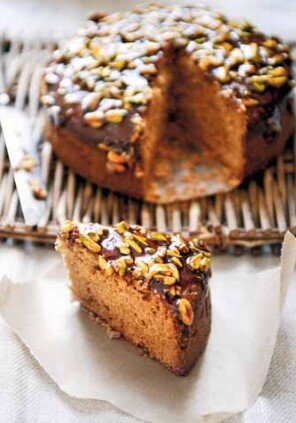 Вот такая получается ароматная и тающая во рту домашняя пряная коврижка с фисташками,если ее приготовить по рецепту ниже: на десертную порцию достаточно небольшого кусочка и минуты истинного наслаждения Вам обеспечены