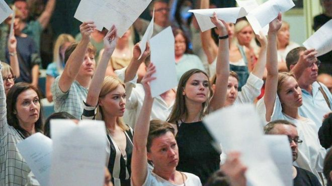 Сотрудники Купаловского театра подняли перед министром культуры Беларуси свои заявления на увольнение.