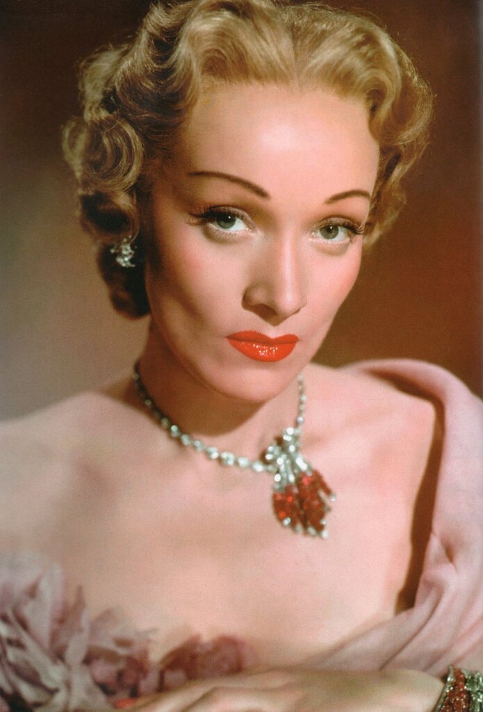 Марлен Дитрих считала, что макияж должен подчеркивать естественную красоту женщины, т.е. он как бы последний штрих в уже законченной картине. 
Поражают ее брови неестественной формы. Молодая женщина полностью их сбривала, после чего рисовала ту форму бровей, которая ей была нужна. Для ногтей она выбирала только светлые тона лака, т.к. красный считала вульгарным.

Неотъемлемой частью ее имиджа является худоба. Когда-то Марлен была румяной полной девушкой, но режиссер Штернберг заставил ее похудеть.

Женщина готова была на многое ради красоты. Она специально удалила зубы мудрости, чтобы скулы стали высокими, а щеки – впалыми. Оригинальным способом она корректировала овал лица, выщипывая волосы по контуру лба.
