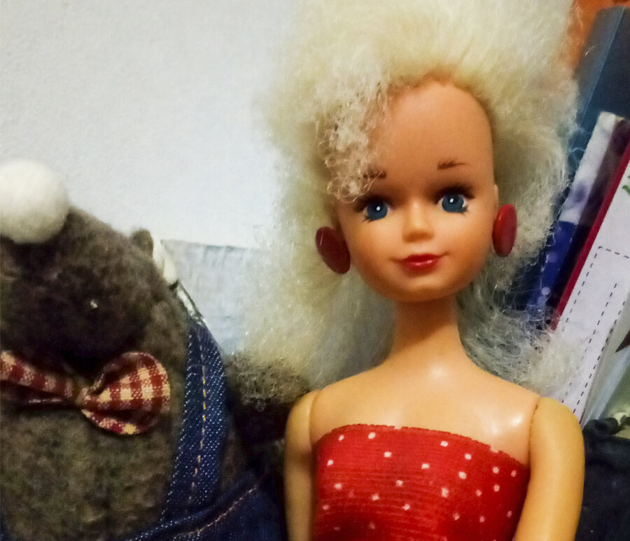 Здесь она уже в неродном платье. И с сережками-самоделками :) 