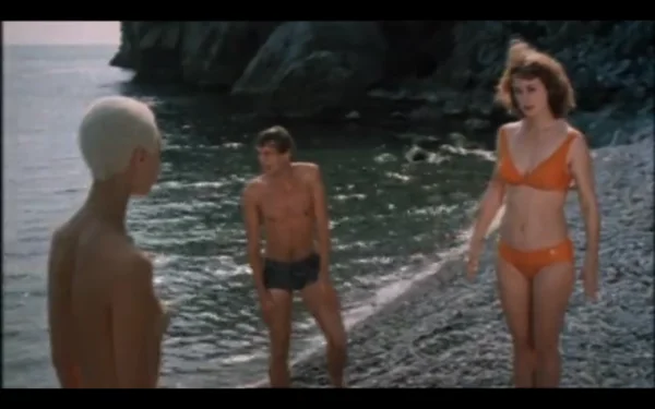 Кадр из фильма "Через тернии к звездам".  Елена Метёлкина в роли инопланетянки Нийи,   Людмила Нильская в роли Селены,  Вадим Ледогоров роли Степан Лебедева.    