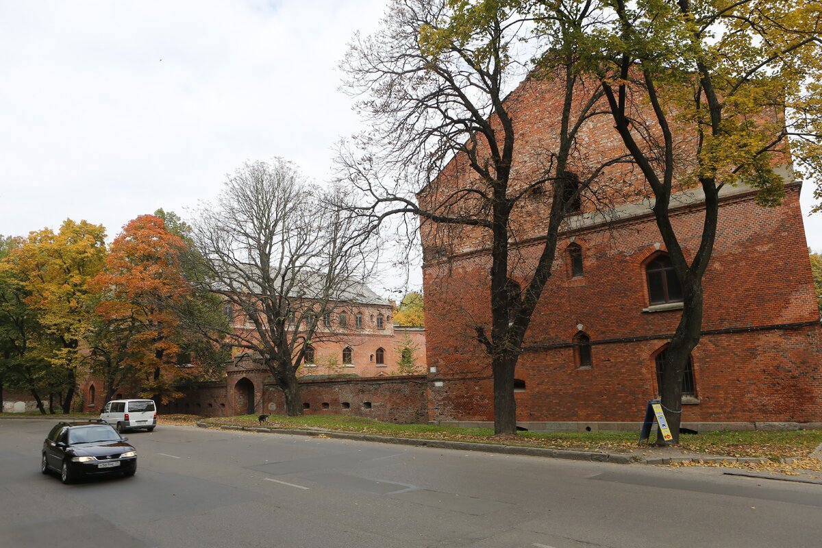 Башня "Грольман" в октябре. Фото Виктора Гусейнова.