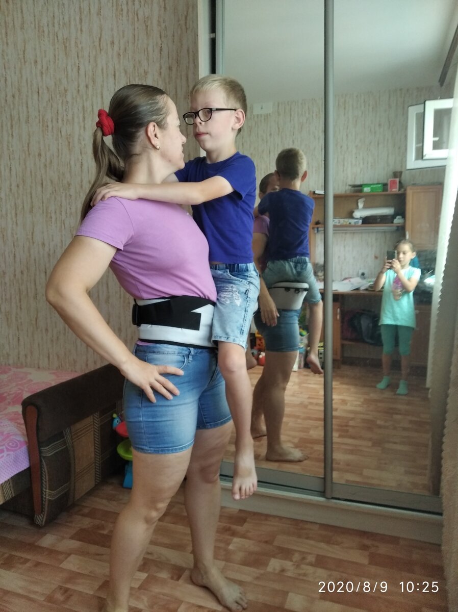 Дурачимся. Я испытываю на сыне удерживающее устройство для малышей (хипсит).