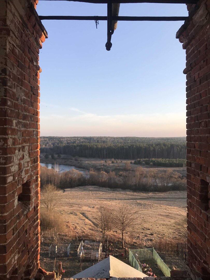 Заброшенная церковь рядом с кладбищем и с видом на реку 