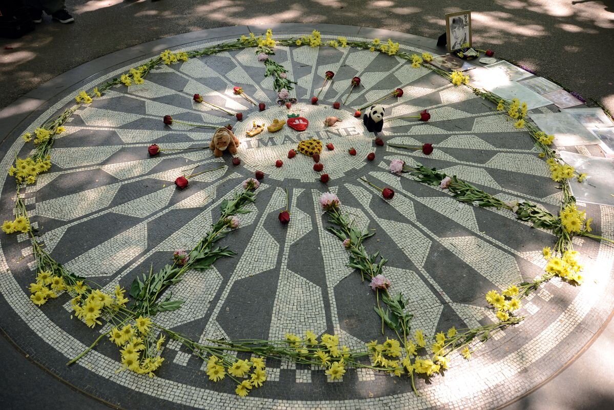 Мозаика Imagine в виде мандалы в уголке нью-йоркского Центрального Парка называется Strawberry Fields Memorial. В каждую памятную дату на наём всегда цветы, а неподалёку обычно играют уличные музыканты. 