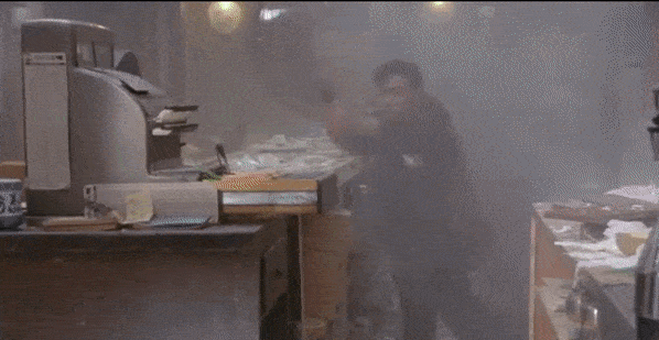 Самый прикол - это выражения лиц героев, когда те осознали, что занимались ерундой и зря мутузили друг друга... (фото: авторский снимок экрана с кадрами фильма "Разборки в маленьком Токио")