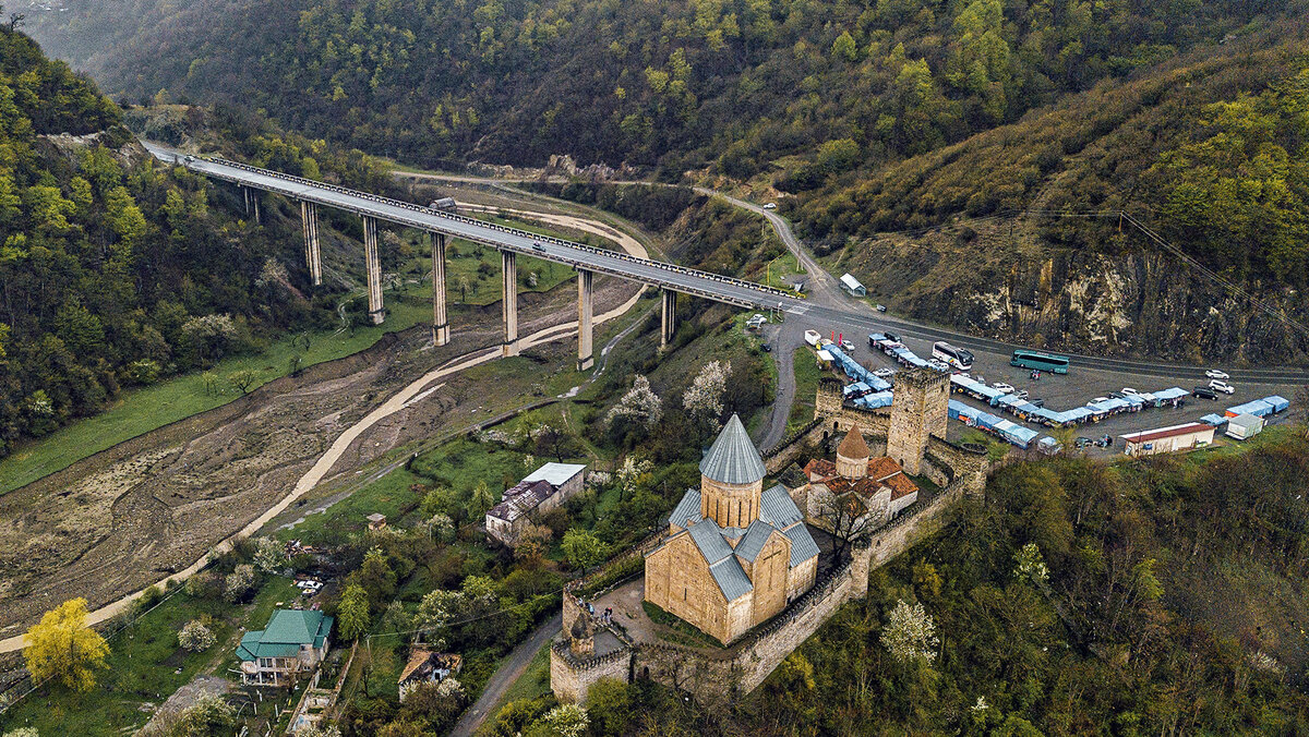 Фото с дрона: крепость Ананури