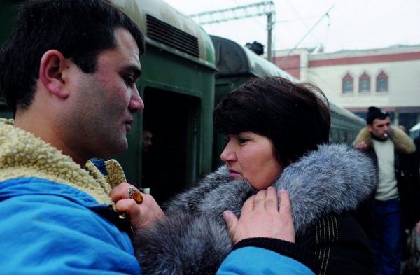 На перроне среди провожающих можно нередко увидеть русских женщин. Фото: Марина Маковецкая.