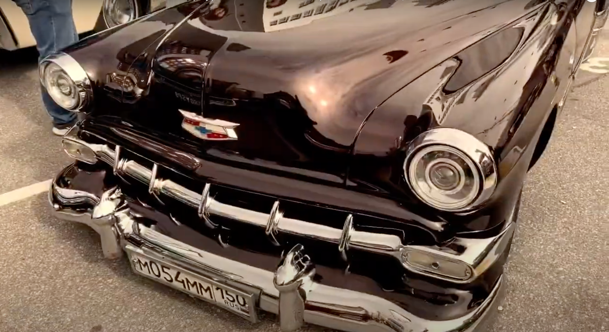 Лежащий на асфальте Chevrolet Bel Air, например...