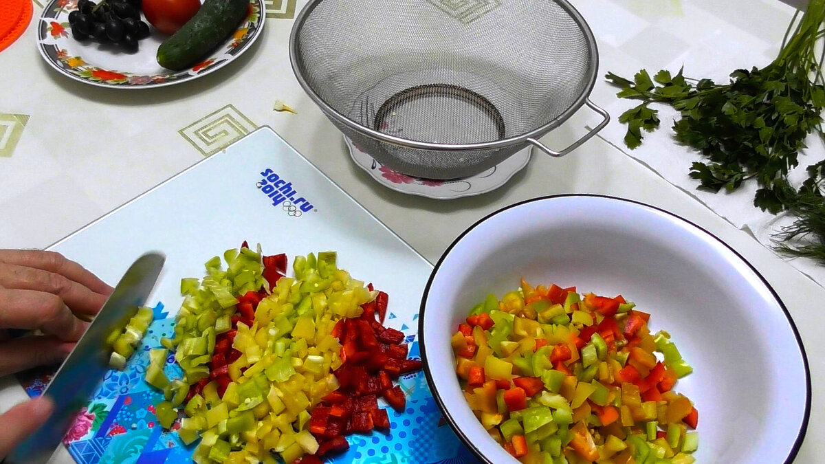 Нарезка сладкого перца небольшими кубиками