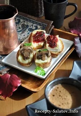 Кростини с сыром бри и грибами 