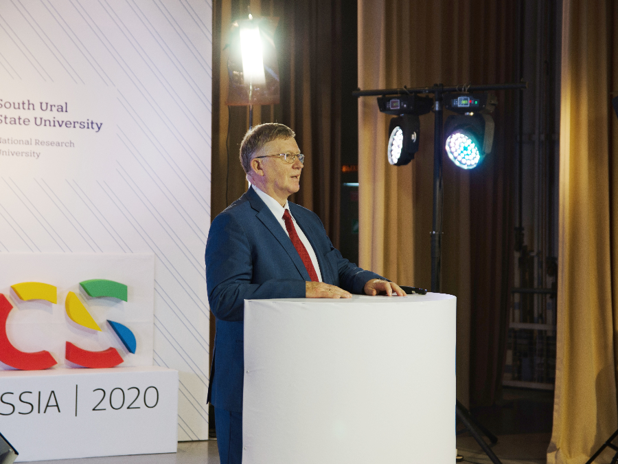 Ректор ЮУрГУ А. Л. Шестаков открывает Форум. Фото: Данил Рахимов