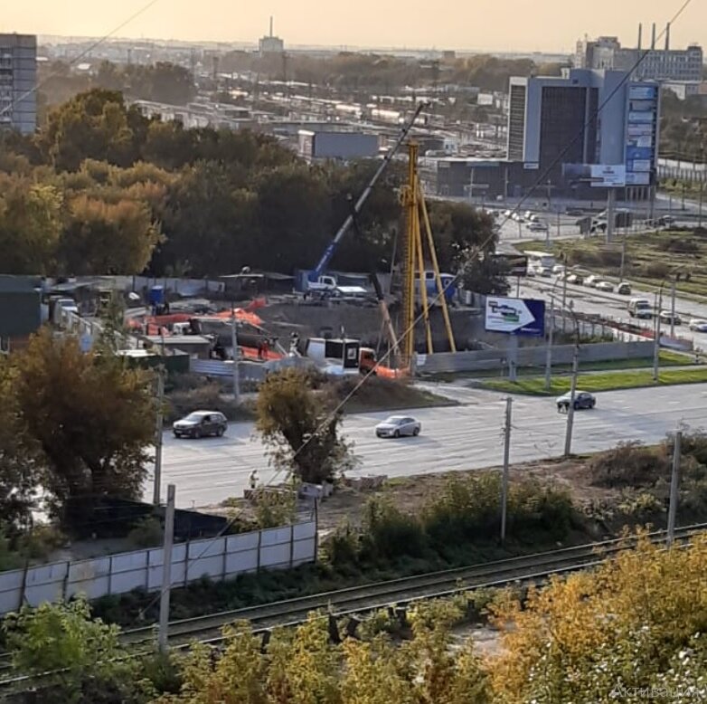 Строящийся двадцатиэтажный дом в парке им. Кирова.