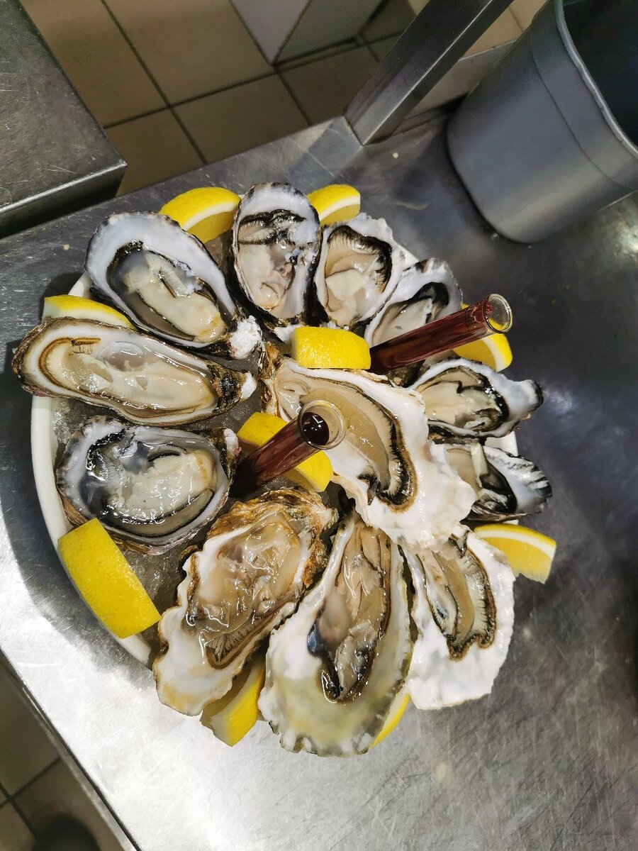 Устрицы с винным соусом и лимоном. Отменный вкус, кстати.