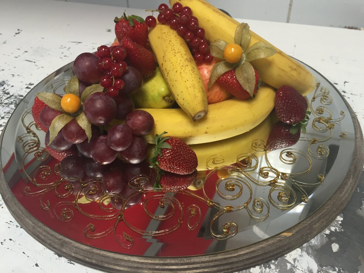 Это поднос с целыми фруктами - такие ставят в номер в качестве подарка гостям