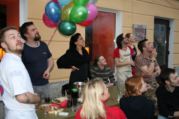 Бар "Гости", регулярные посиделки снаружи