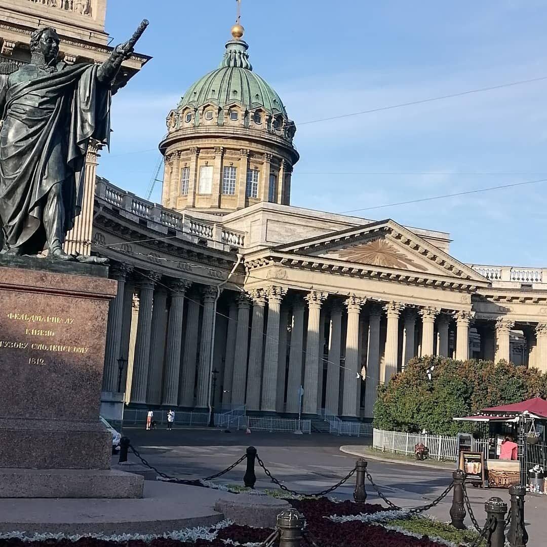 Казанская площадь, Казанский собор и памятник Кутузову