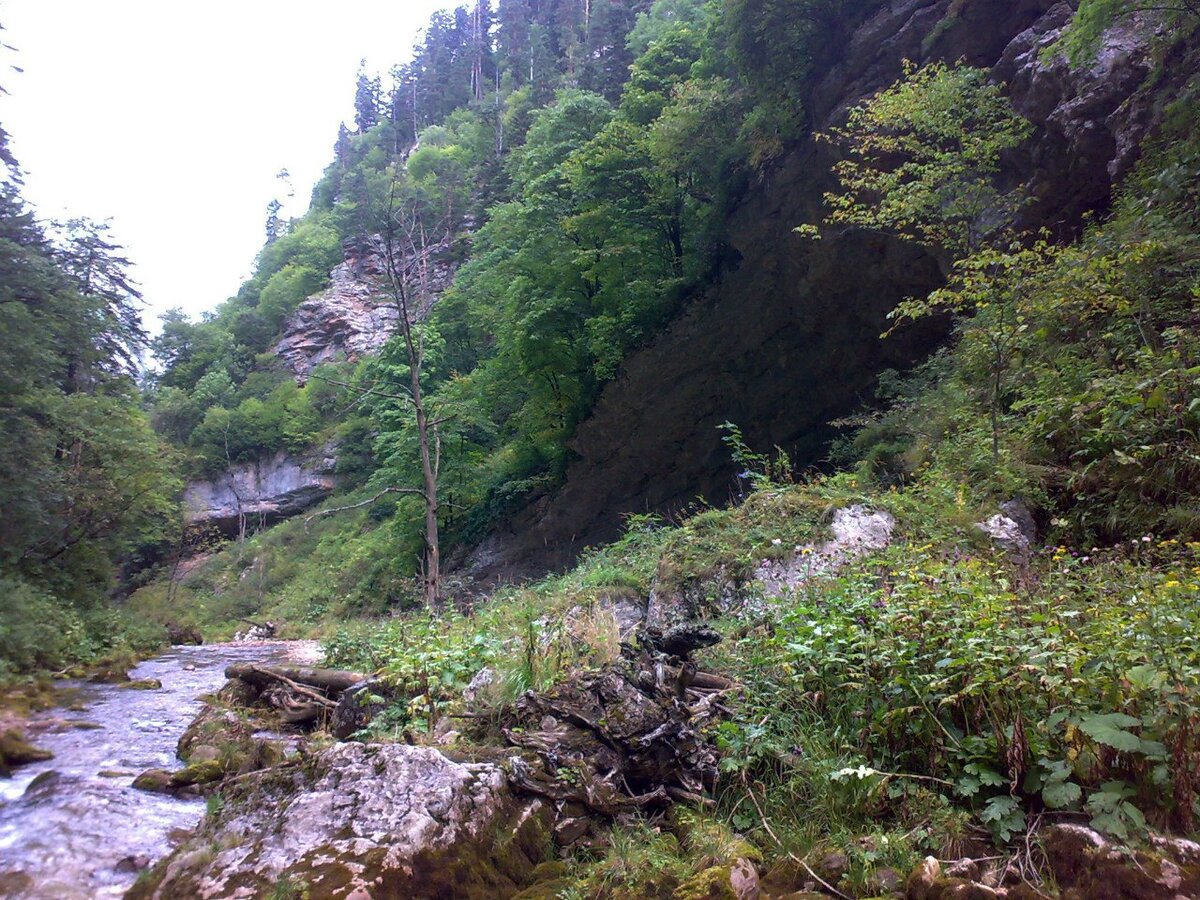 Большой грот у самой воды 