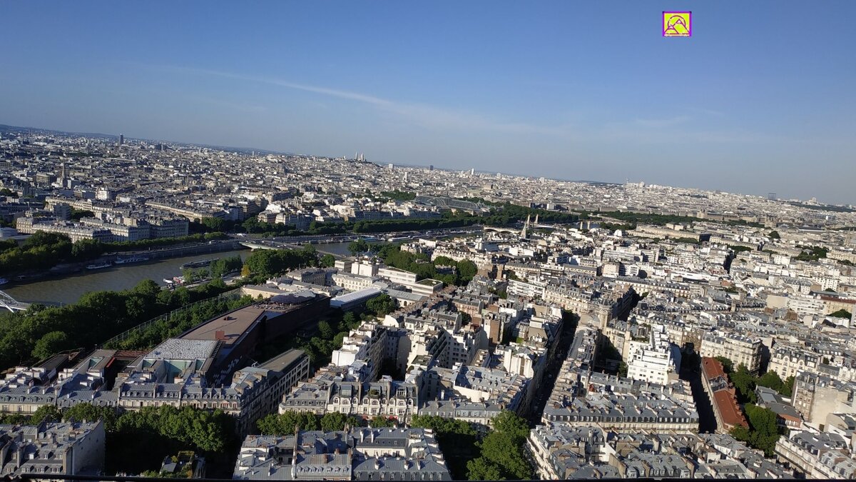 Вид на Париж "без границ" с Эйфелевой башни.