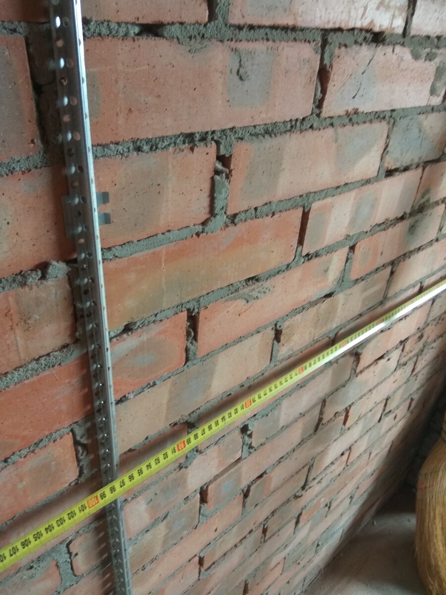 Маяк установлен через метр.