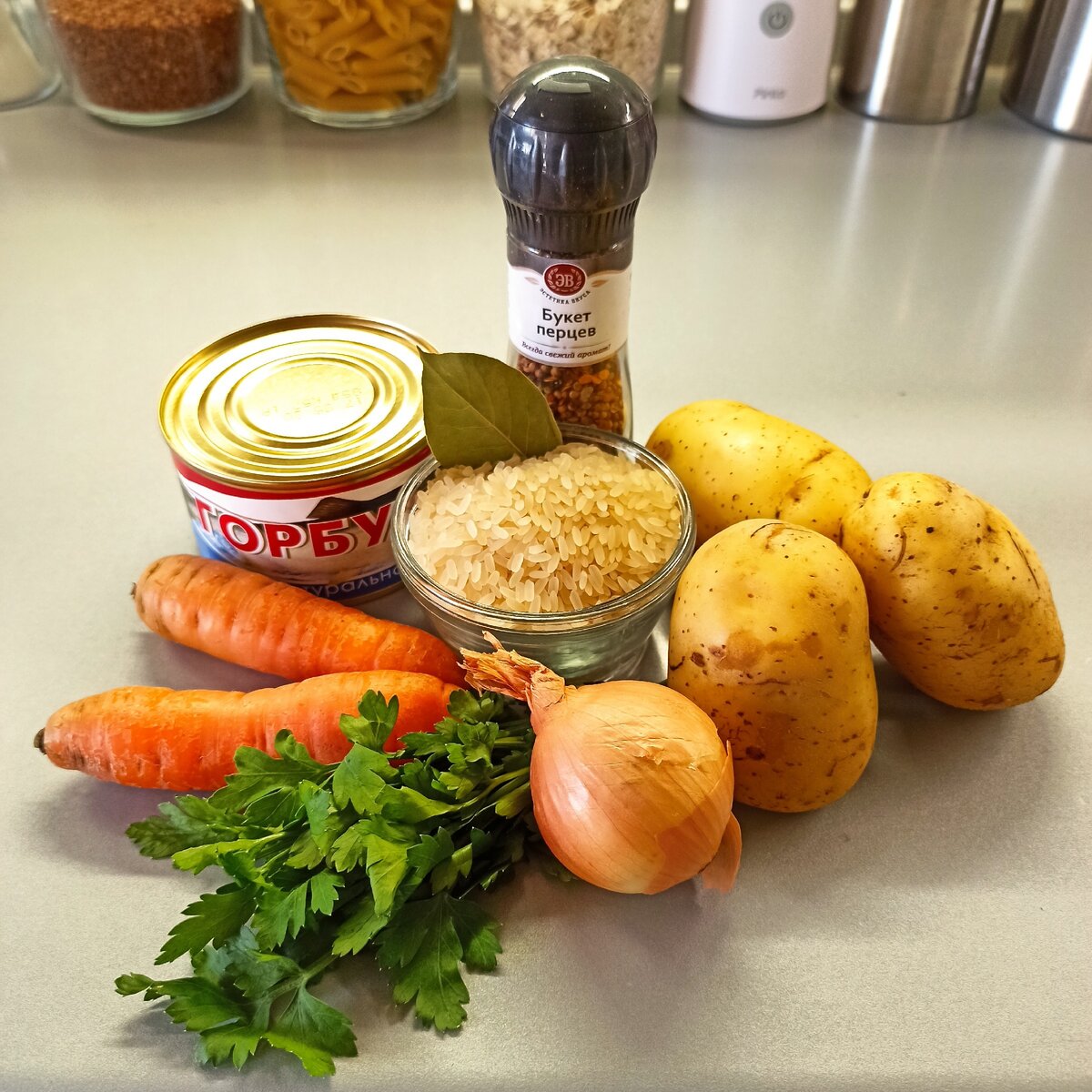 Консервы из горбуши, картофель, морковь, лук репчатый, рис, петрушка, лавровый лист, перец, соль по вкусу