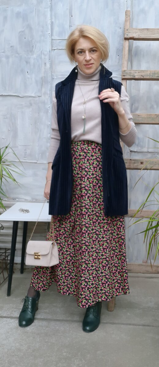 Свитер, юбка и жилет.