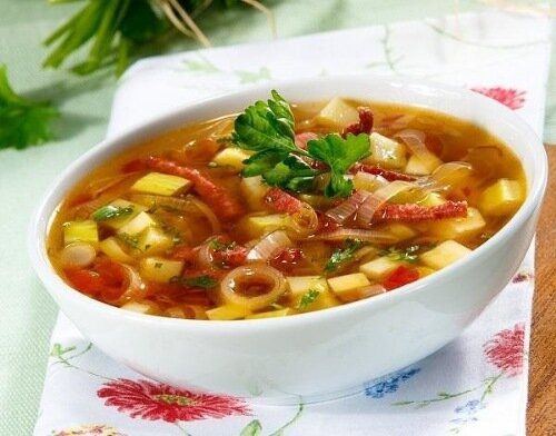 Суп из кабачков с карри и соевым мясом — необычно, но безумно вкусно! 
Подготовьте необходимые продукты:
— кабачки (средние) – 2 шт.
— помидор (средний) – 2 шт.
— лук-порей – 1 стебель
— чеснок – 4 зубца
— мясо соевое– 300 гр.
— оливковое масло– 3 ст.л.
— карри – 2 ст.л.
— рубленая (мелко) петрушка – 2 ст.л.
— соль, молотый черный перец – по вашему вкусу

Описание приготовления:
Тонкими полосками нарежьте соевое мясо и обваляйте в карри. А белую часть лука-порея нужно очистить, помыть затем нарежьте кружочками. Очистите чеснок и нарежьте.

Масло оливковое разогрейте в сковородке и обжарьте чеснок до появления приятного золотистого цвета. Добавьте лук-порей и жарьте 5 минут. Положите обжаренное соевое мясо, аккуратно перемешайте и готовьте еще 5 минут.

Помойте помидоры, обсушите и нарежьте кубиками. Положите в сковородку и еще 7 минут.

Помойте кабачки, обсушите и так же нарежьте кубиками. Так же положите в сковороду и тушите на протяжении 7 минут.

В кастрюлю налейте 1,5 литра воды, доведите до кипения, положите кабачки и варите еще 5 минут. Добавьте соевое мясо с жареными овощами, доведите до кипения, поперчите и посолите. Разлейте по тарелкам, не забыв в каждую добавить мелко рубленую зелень.

Приятного вам аппетита!