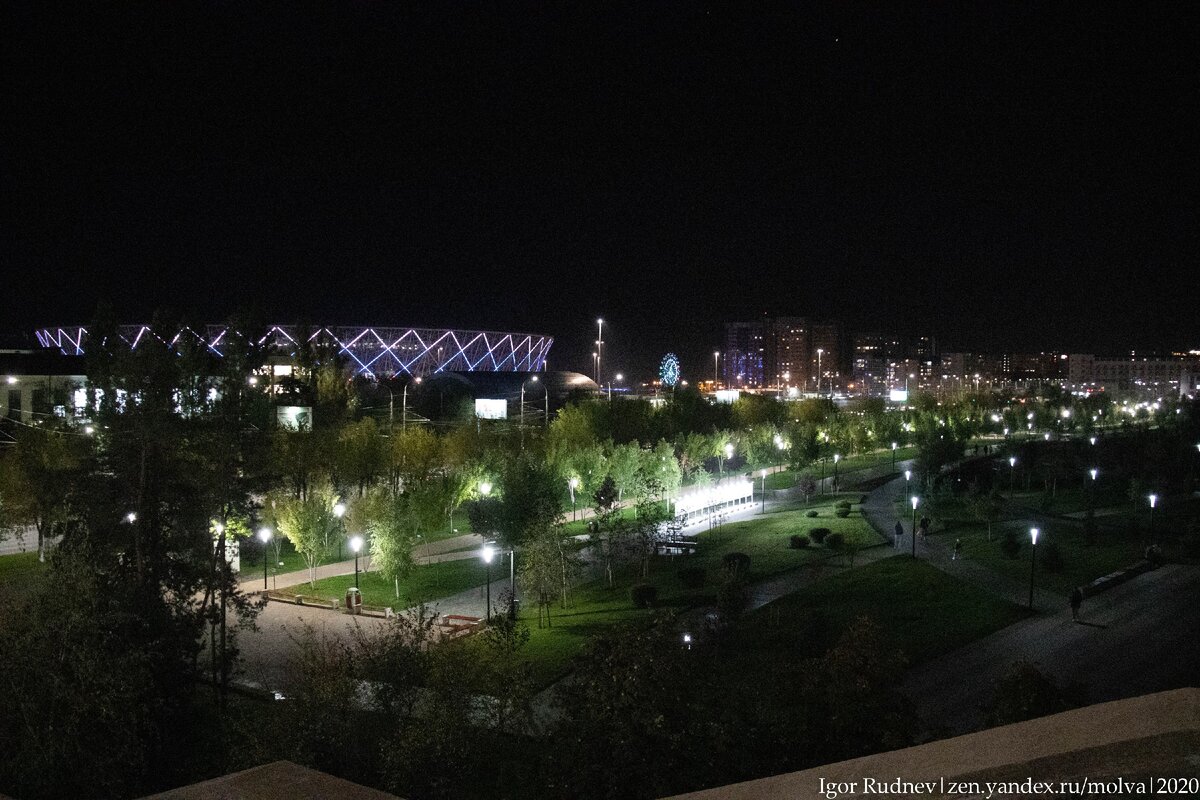 Вид с Мамаева кургана на ночной Волгоград