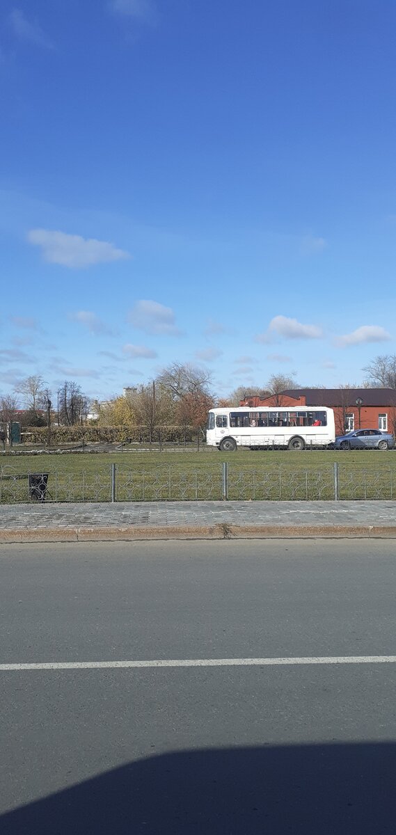 Вот уже 17 лет я работаю водителем маршрутного автобуса. Утром на моем легковой автомобиле приезжаю на предприятие, прохожу медицинское освидетельствование, завожу автобус и до самого вечера кружу по городу. Вечером поставив автобус снова прохожу медицинское освидетельствование и сажусь в свой легковой автомобиль. На самом деле вся жизнь на колёсах. От рассвета 