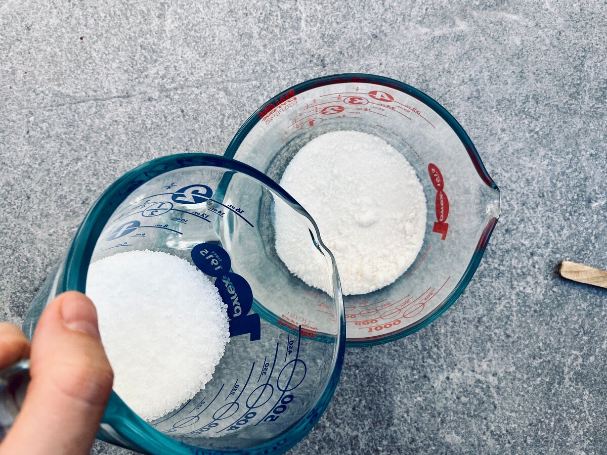 Шаг 1: смешать сахар и английскую соль.