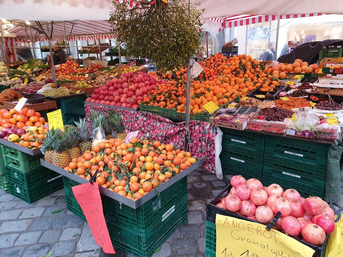 На рождественских рынках всего мира главенствуют мандарины, но есть и яблоки, и хурма, и гранаты... Вы какие фрукты больше любите есть зимой?