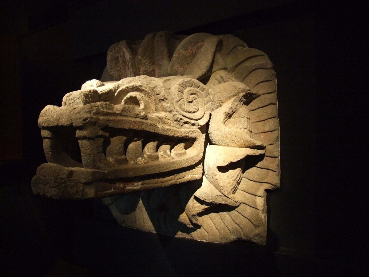 Пернатый змей Кецалькоатль статуя.