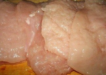 Куриную грудку нарезать порционно,и отбить с двух сторон. Посолить, поперчить. По желанию приправить любимыми специями.     