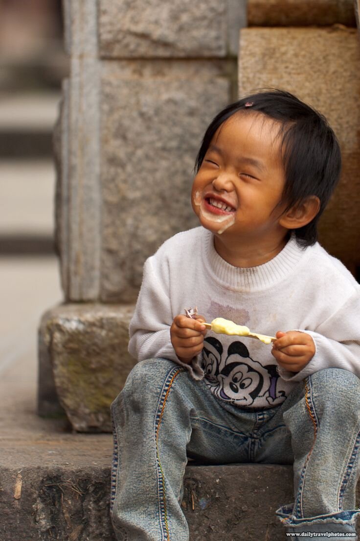 Китайский мальчик ест мороженое и не переживает за вид