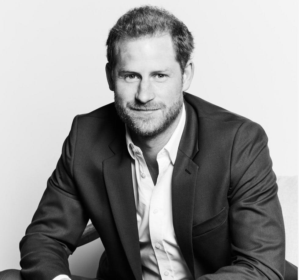 Гарри смотрит в объектив.