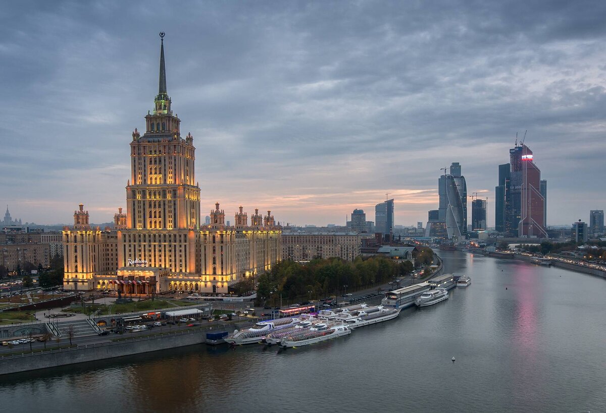 высотки москвы ночью