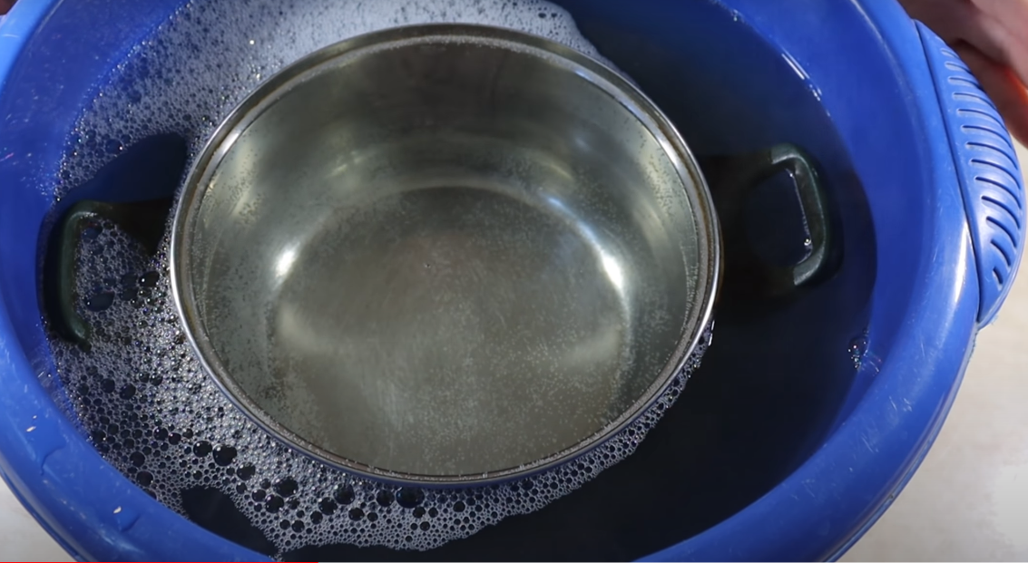 Отмыть посуду клеем. Грязная кастрюля. Чистка кастрюли содой. Порошок для чистки кастрюль. Грязная вода в кастрюле.