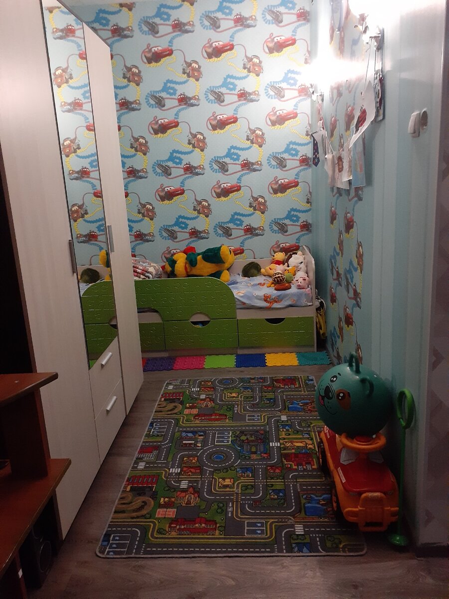Небольшая комната сына.