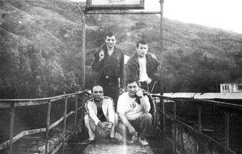 Это фото сделано в Ортачальской тюрьме в 1990 год. На фото все воры в законе. Вверху слева: Бадри Дгебуадзе (Босяк Зугдидский). Фотоисточник https://www.mzk1.ru/