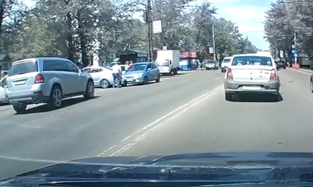 Водитель мерса (слева) пересек сплошную и паркуется на "встречке". Скриншот из видео. Используется и распространяется бесплатно по лицензии https://www.youtube.com/t/terms