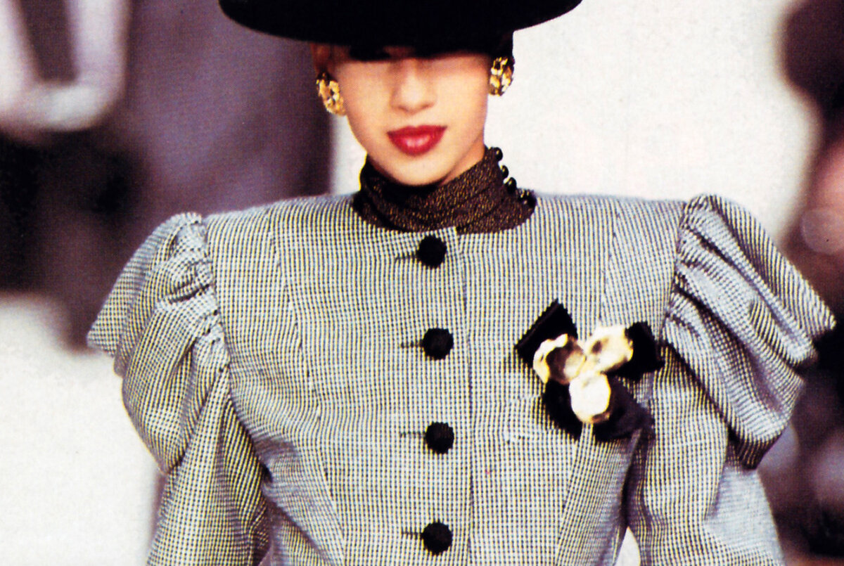 Акцент на линию плеч, серый цвет. Lanvin, 80-е г.г. Фото www.google.com 