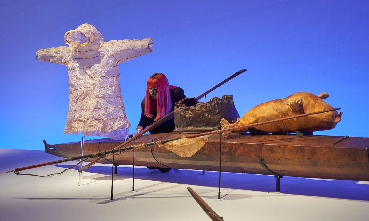 Создание одного из стендов. Одежда из рыбьей чешуи